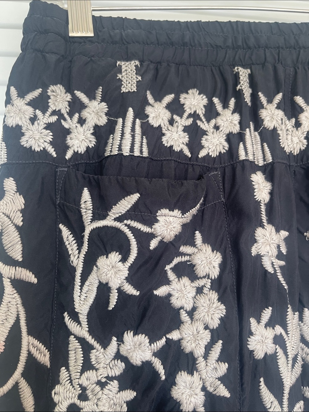 Johnny Was Black Cropped Embroidered Floral Ankle Pants - Picture 7 of 9